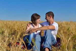 casal feliz no campo de trigo foto