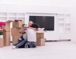 jovem casal se mudando para casa nova foto