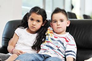 retrato de lindos filhos em casa foto