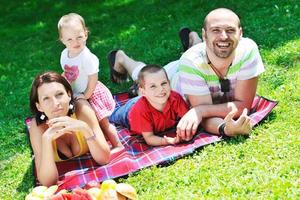 casal jovem feliz com seus filhos se divertir no parque foto