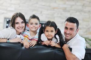 família jovem em casa foto