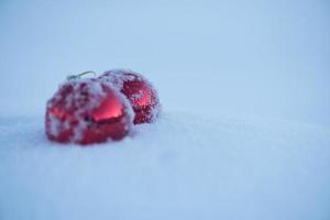 bola de natal na neve foto