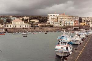 cais com barcos na cidade foto