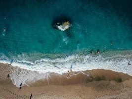 vista aérea do drone voador de pessoas relaxando foto