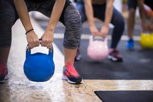 atletas fazendo exercícios com kettlebells foto