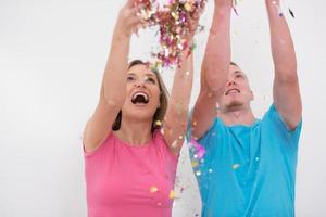 casal jovem romântico comemorando festa com confete foto