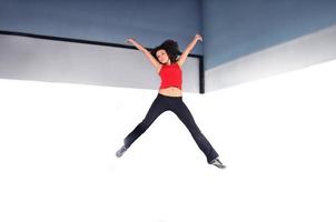 jovem mulher pulando dentro de casa foto