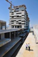 equipe de arquitetos no canteiro de obras foto