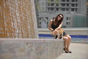 jovem feliz com cachorro se divertir foto