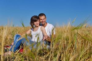 casal feliz no campo de trigo foto