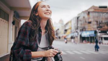 uma bela turista gosta de tirar fotos da vista da cidade em bangkok, tailândia.