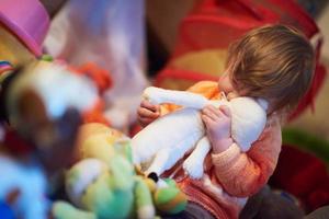 criança brincando com brinquedos em casa foto