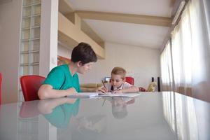 menino fazendo lição de casa foto