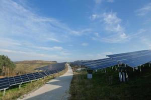 campo de energia renovável do painel solar foto