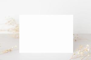 maquete de cartão de felicitações com folhas secas e maquete de cartão de aniversário de cartões de casamento para design foto