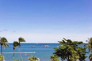 a paisagem nas terras altas com vista para o mar com céu azul, o conceito de turismo de relaxamento natural. foto