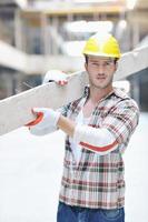 trabalhador duro no canteiro de obras foto