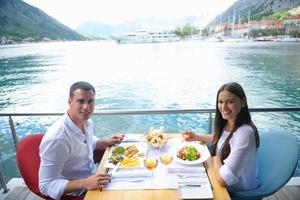 casal tendo lanche no belo restaurante foto