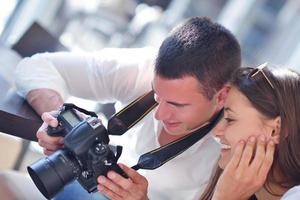 casal olhando fotos na câmera