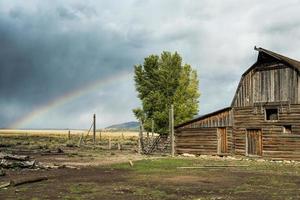 wyoming, eua, 2014 velho celeiro de madeira em mormon row perto de jackson em wyoming foto