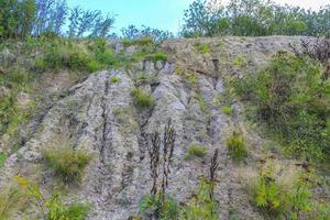 montanhas de areia escavadas e pilhas de entulho pedreira lago dragagem lagoa. foto