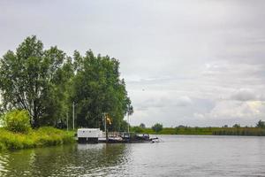 bela paisagem natural panorama cais barco oste rio água alemanha. foto