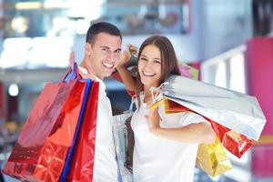 feliz casal jovem em compras foto