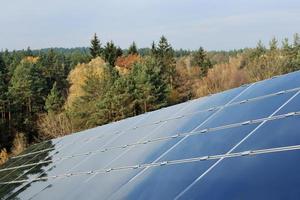 campo de energia renovável do painel solar foto
