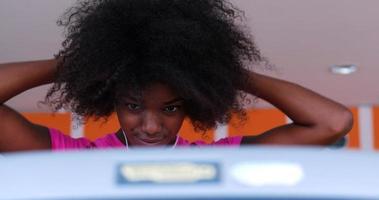 retrato de jovem negra no ginásio foto