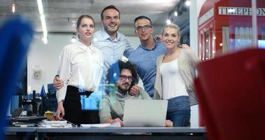 equipe de negócios de inicialização em uma reunião no prédio de escritórios moderno foto