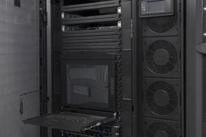 data center com várias linhas de racks de servidor totalmente operacionais. telecomunicações modernas, computação em nuvem, inteligência artificial, banco de dados, conceito de tecnologia de supercomputador. foto