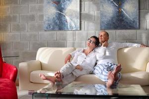 feliz casal jovem relaxa em casa foto