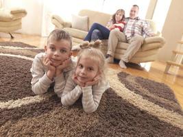 família jovem feliz em casa foto