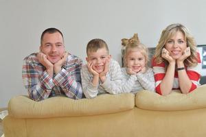 família jovem feliz em casa foto