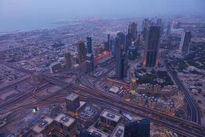 horizonte noturno de dubai foto