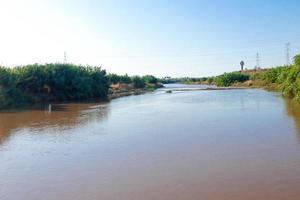 rio llobregat e a ponte que atravessa o rio em sant feliu de llobregat foto