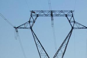 torre de engenharia para transporte de eletricidade sob o céu azul foto