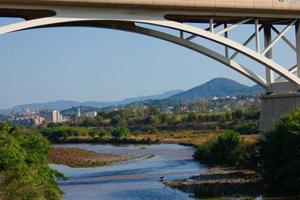 ponte que atravessa o rio llobregat perto da cidade de barcelona. foto