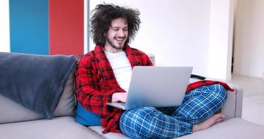 homem tomando café desfrutando de estilo de vida relaxante foto