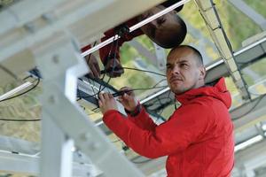 engenheiro de painel solar masculino no local de trabalho foto