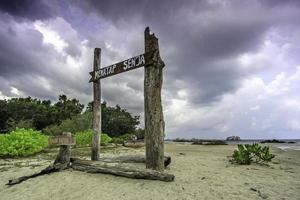 vista do portão de madeira na praia de tanjung tinggi foto