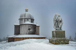 igreja de madeira e estátua dos santos cirilo e metódio foto