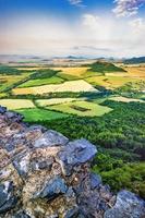 vista das ruínas do castelo kostalov foto