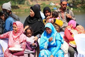 dieng, indonésia - 1 de agosto de 2015. festival de cultura de dieng, turistas seguem a procissão de dreadlocks durante o evento do festival de cultura de dieng em dieng, distrito de banjarnegara, java central foto