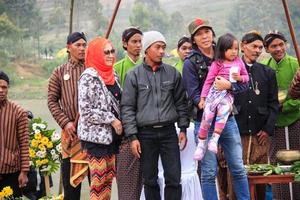 dieng, indonésia - 1 de agosto de 2015. festival de cultura de dieng, turistas seguem a procissão de dreadlocks durante o evento do festival de cultura de dieng em dieng, distrito de banjarnegara, java central foto