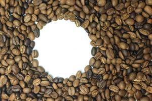quadro feito de grãos de café torrados sobre fundo branco com espaço para texto ou imagem foto