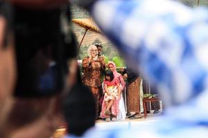 dieng, indonésia - 1 de agosto de 2015. festival de cultura de dieng, turistas seguem a procissão de dreadlocks durante o evento do festival de cultura de dieng em dieng, distrito de banjarnegara, java central foto