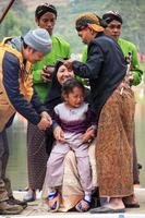 dieng, indonésia - 1 de agosto de 2015. festival de cultura de dieng, turistas seguem a procissão de dreadlocks durante o evento do festival de cultura de dieng em dieng, distrito de banjarnegara, java central foto