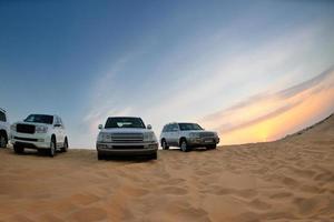 veículos de safári no deserto foto