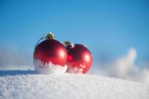 bola vermelha de natal na neve fresca foto